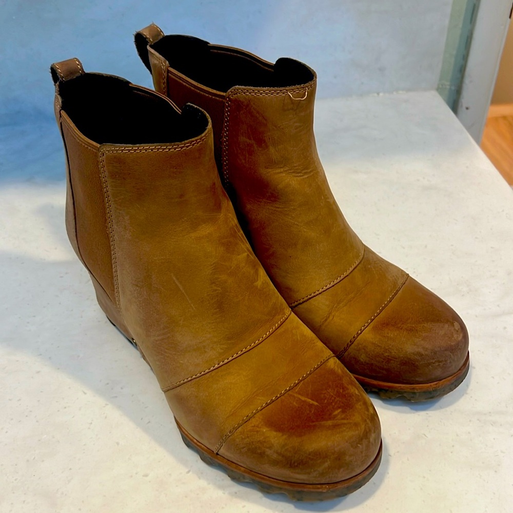 Sore. Size 8.5 brown tan booties